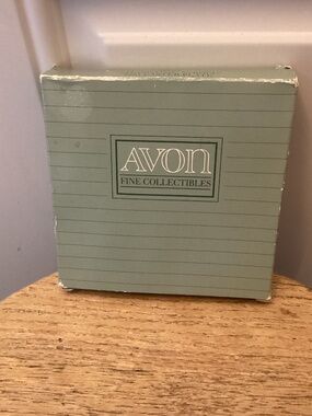 NEW in box Vintage Avon SPRINGTIME STROLL 1991 EASTER PLATE  trimmed in 22K gold